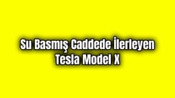 Su Basmış Caddede İlerleyen Tesla Model X