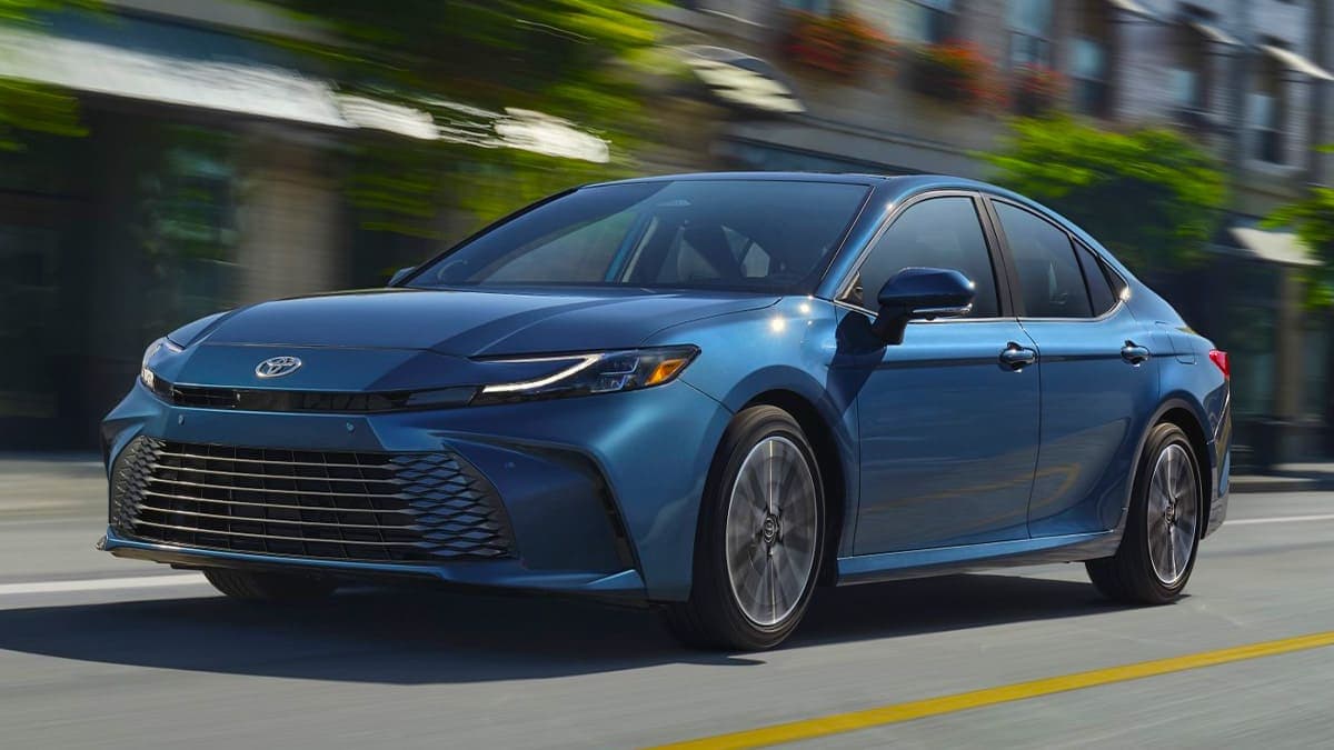 2025 Toyota Camry Tanıtıldı: Yenilenen Camry’nin Öne Çıkan Özellikleri
