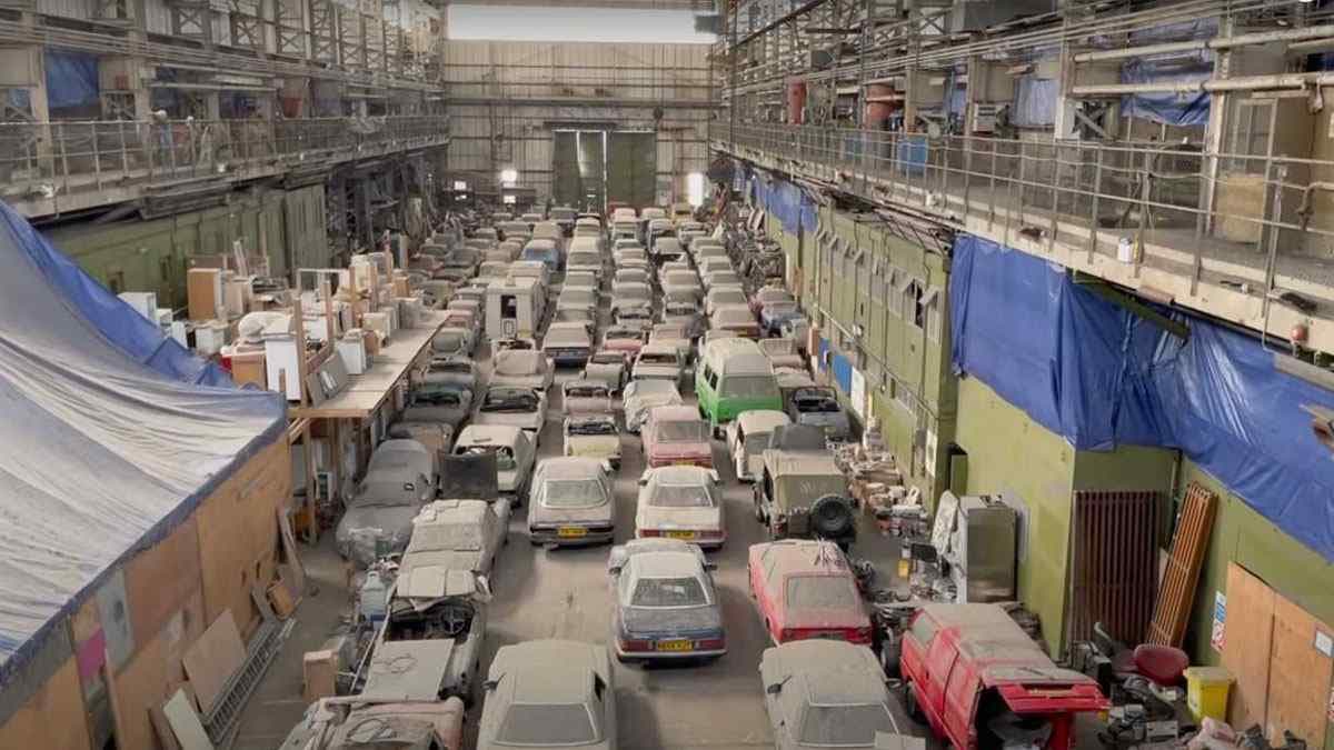 Londra’da bir Ahırdaki 175 Klasik Otomobil Satışa Çıkıyor