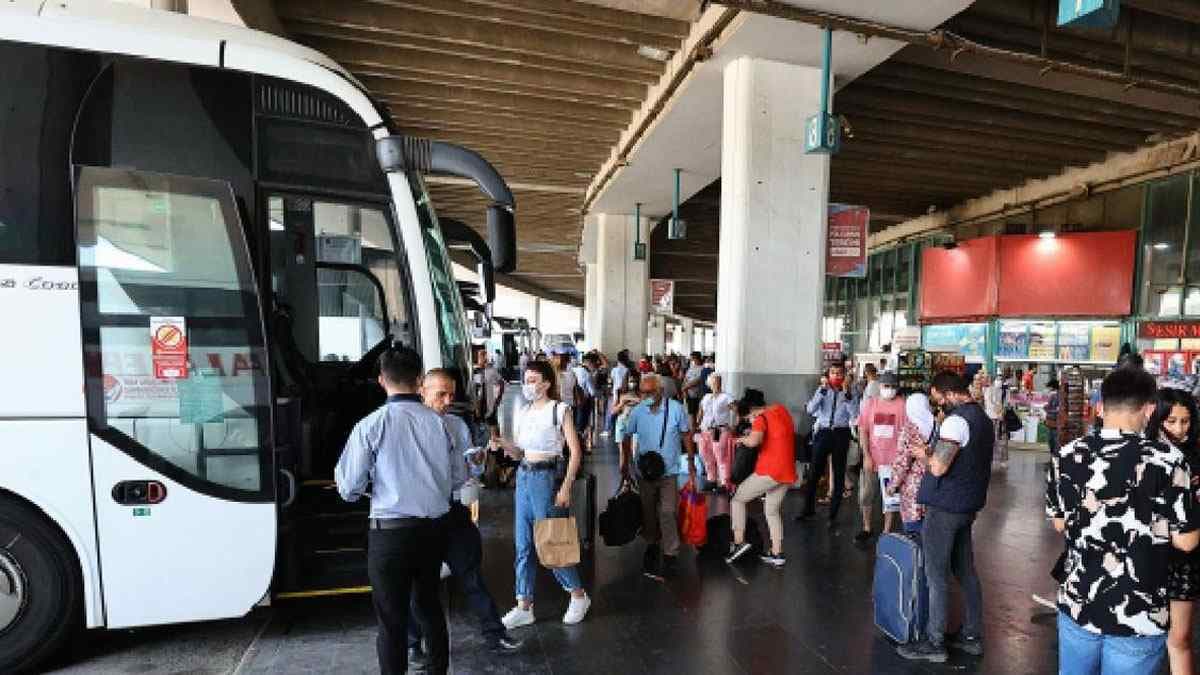 İzmir’de 18 Yaşından Küçüklere Otobüs ve Uçak Bilet Satışı Yasaklandı