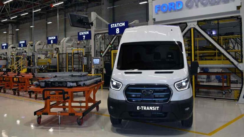 Ford'un İlk Elektrikli Ticari Modeli Ford E-Transit Hattan İndi
