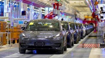 Tesla, Otopilot Sorunları İçin 2 Milyon Aracını Geri Çağırıyor