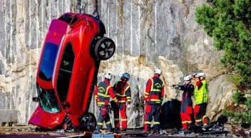 Volvo Yeni Araçlarını 30 Metre Yükseklikten Atıyor!