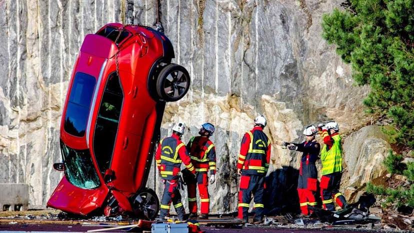Volvo Yeni Araçlarını 30 Metre Yükseklikten Atıyor!