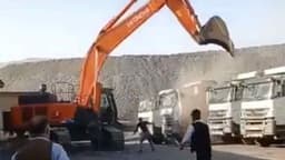 Parasını Alamayan Kepçe Operatörü Kamyonları Ezdi