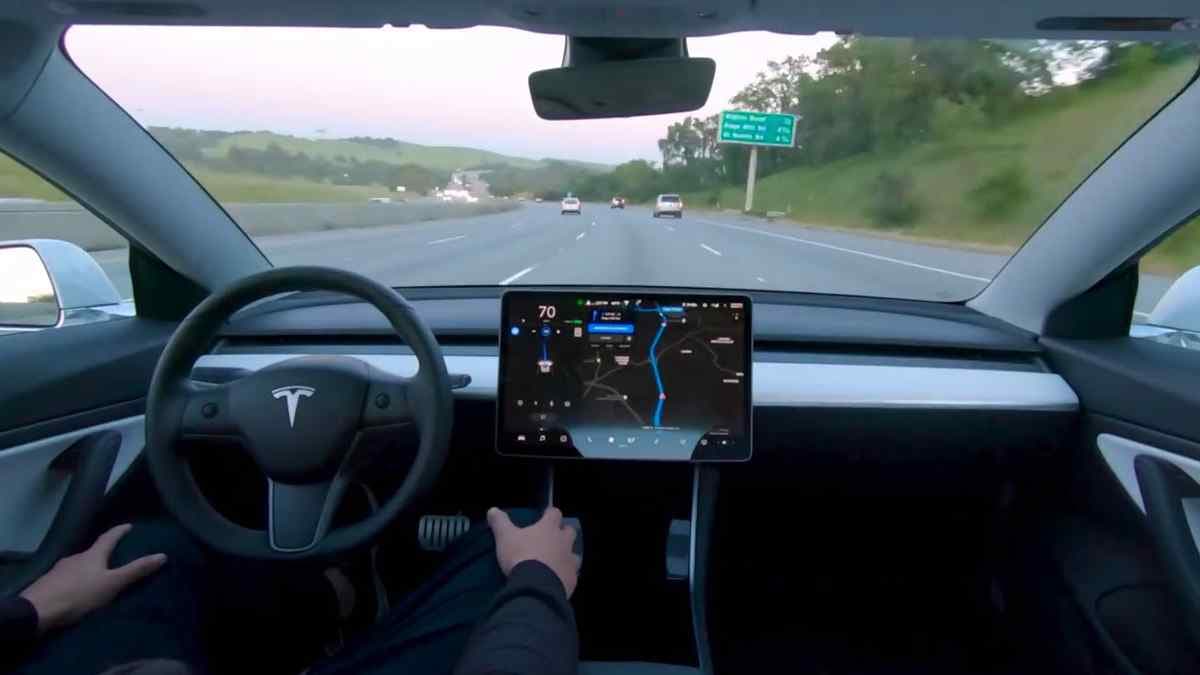 Tesla, Araç Kazalarını Youtube’da Paylaşan Çalışanını Kovdu