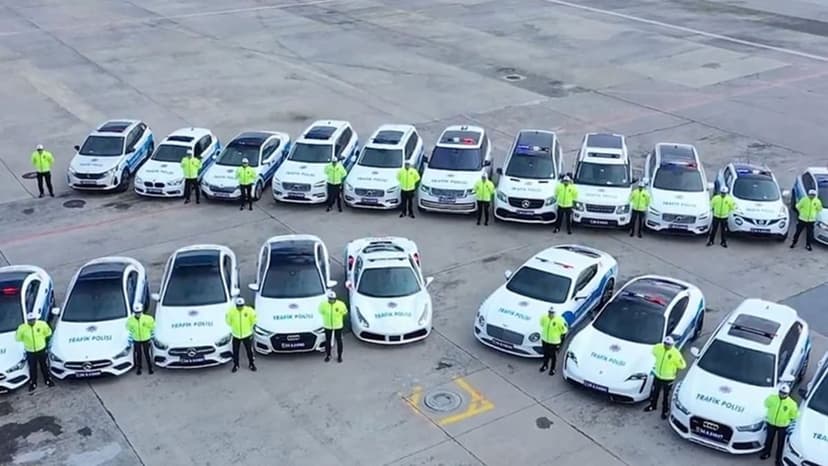 İstanbul'da Ele Geçirilen Lüks Araçlar Emniyetin Hizmetine Sunuldu