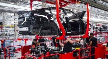 Tesla, Kızıldeniz Krizi Nedeniyle Üretimi Durdurdu!