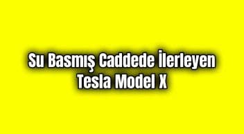 Su Basmış Caddede İlerleyen Tesla Model X