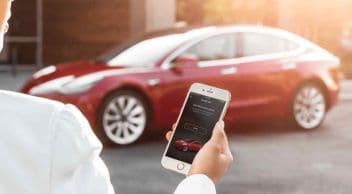 Tesla Otomobillerinin Kontrol Edildiği Uygulama Çöktü: Araç Sahipleri Dışarıda Kaldı