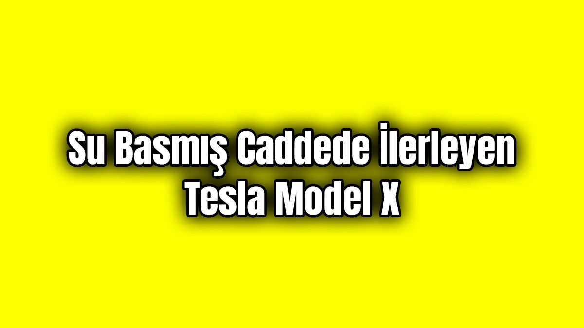 Su Basmış Caddede İlerleyen Tesla Model X