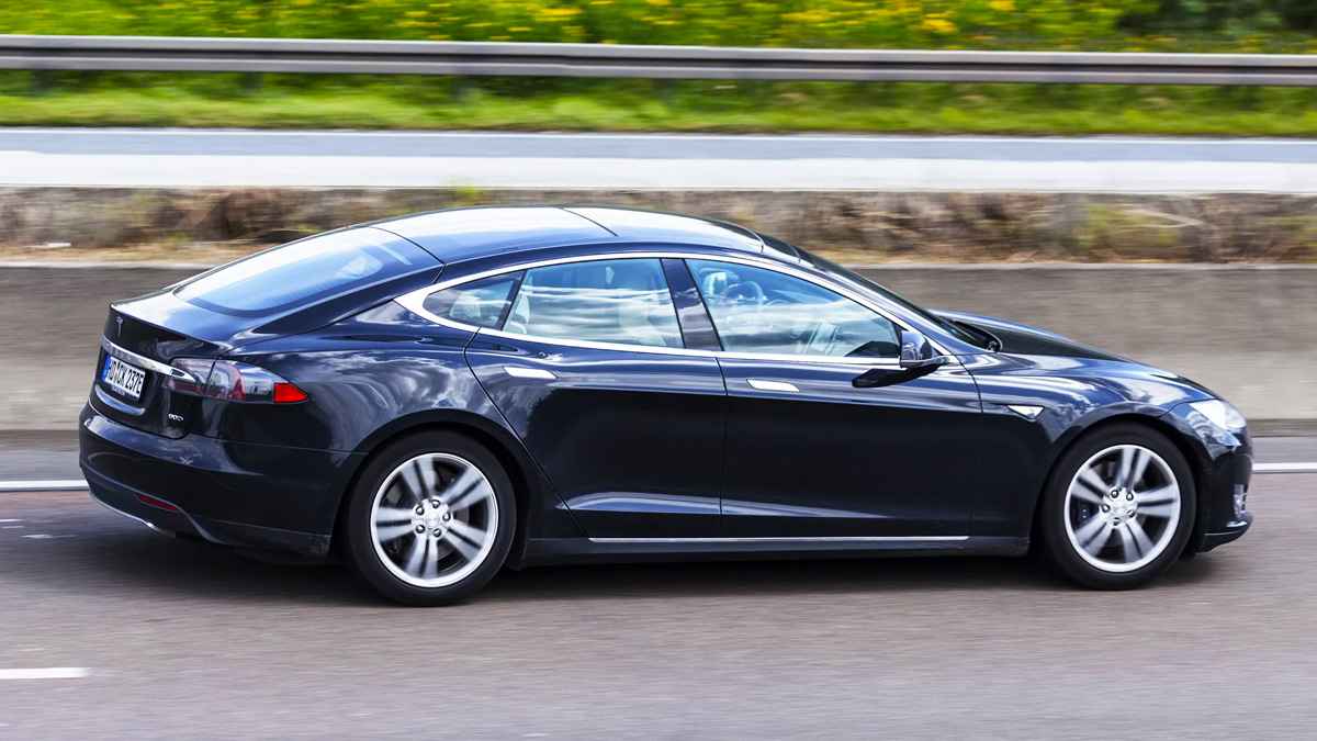 Aracını Otopilot Moduna Alıp Uyuyan Tesla Sürücüsü Otobanda Yakalandı