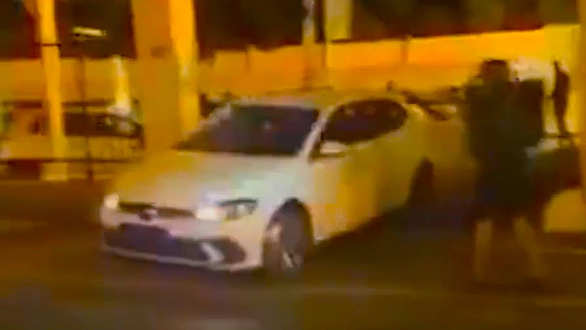 Marsilya'da Araba Bayisi Yağmalandı!